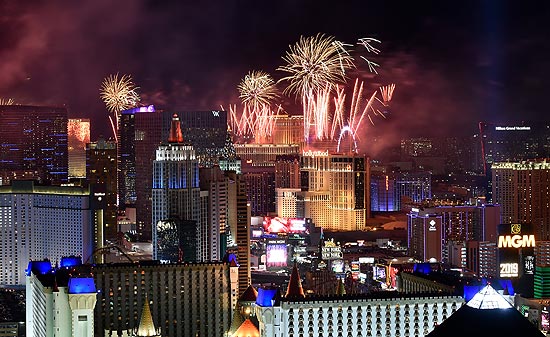 New Years Eve 2019 in Las Vegas: Blick auf das Feuerwerk von der Skyfall Lounge auf dem Dach des Delano (©Foto: David Becker/Las Vegas News Bureau)